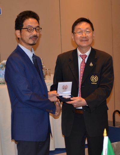 Dr Huang Jie, DG of NACA receiving the award from Dr Cherdsak Virapat, DG of CIRDAP.